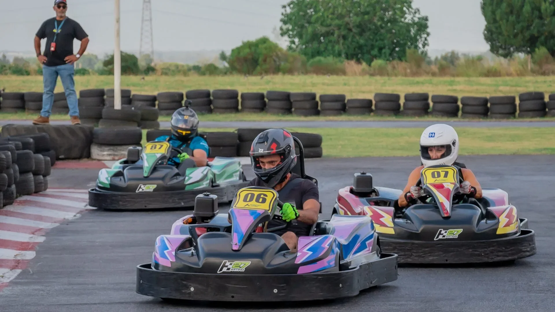 Karting Indoor vs Outdoor: ¿Cuál Es la Diferencia y Cuál Te Conviene?