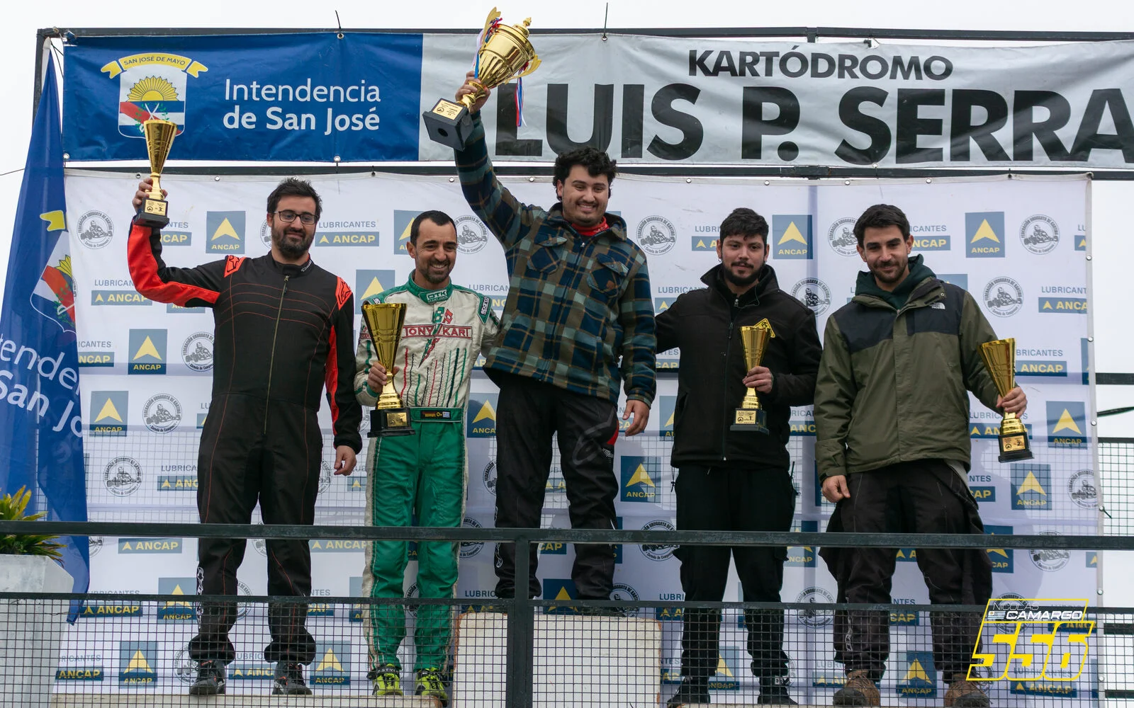 Nicolás Camargo levanta un trofeo en el podio del Kartódromo Luis Pedro Serra de San José
