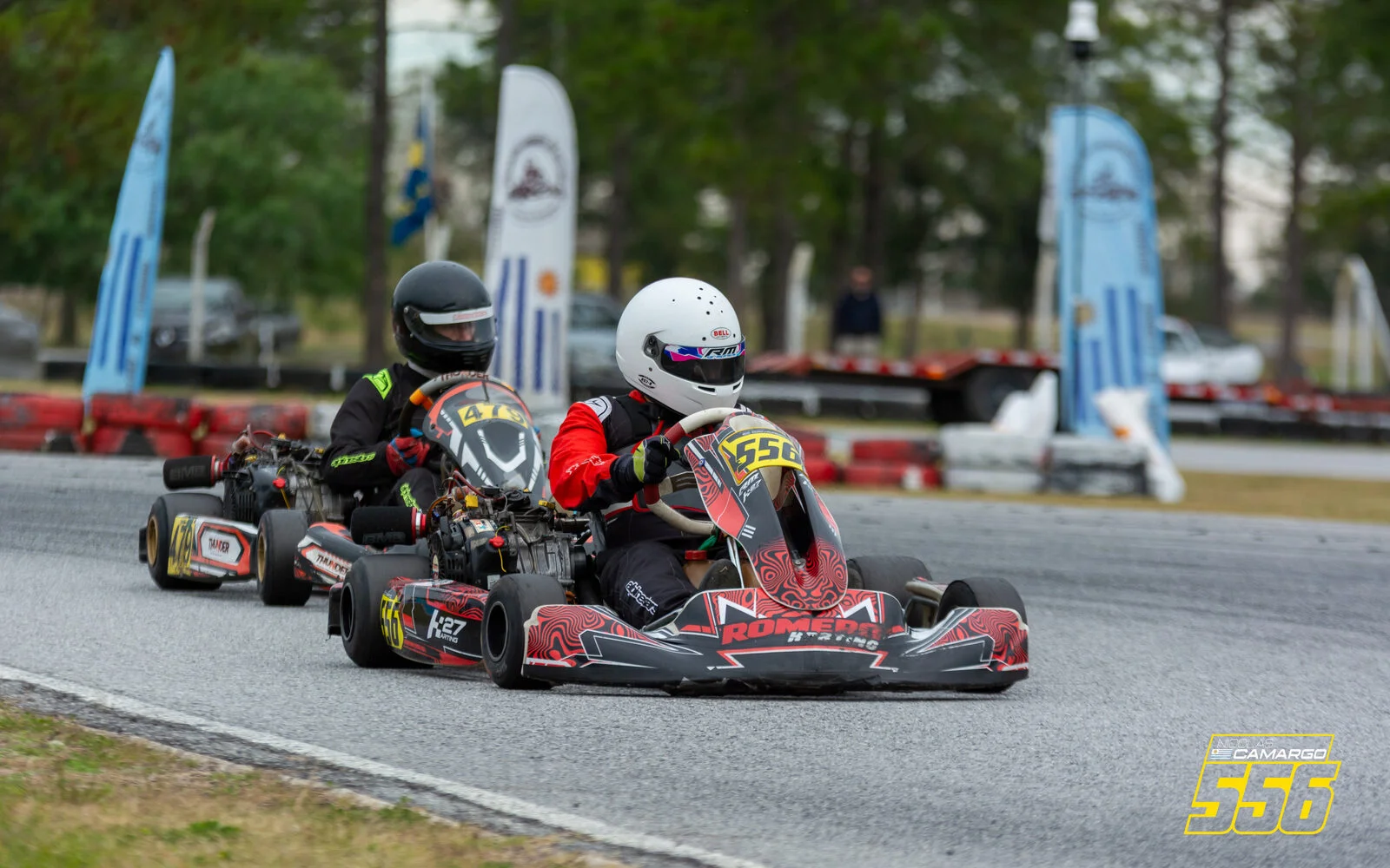 El kart 556 de Nicolás Camargo corre rueda a rueda junto a otro kart en la pista del Luis Pedro Serra
