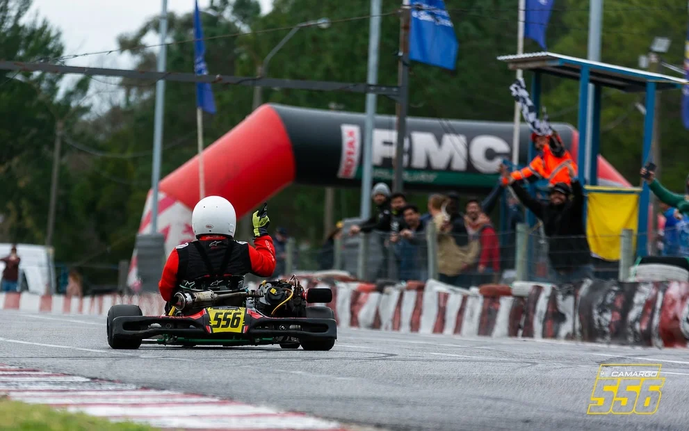 Nicolás Camargo cruza la línea de meta primero con el kart 556 en la cuarta fecha del Nacional de Pista FUK 2026 en San José