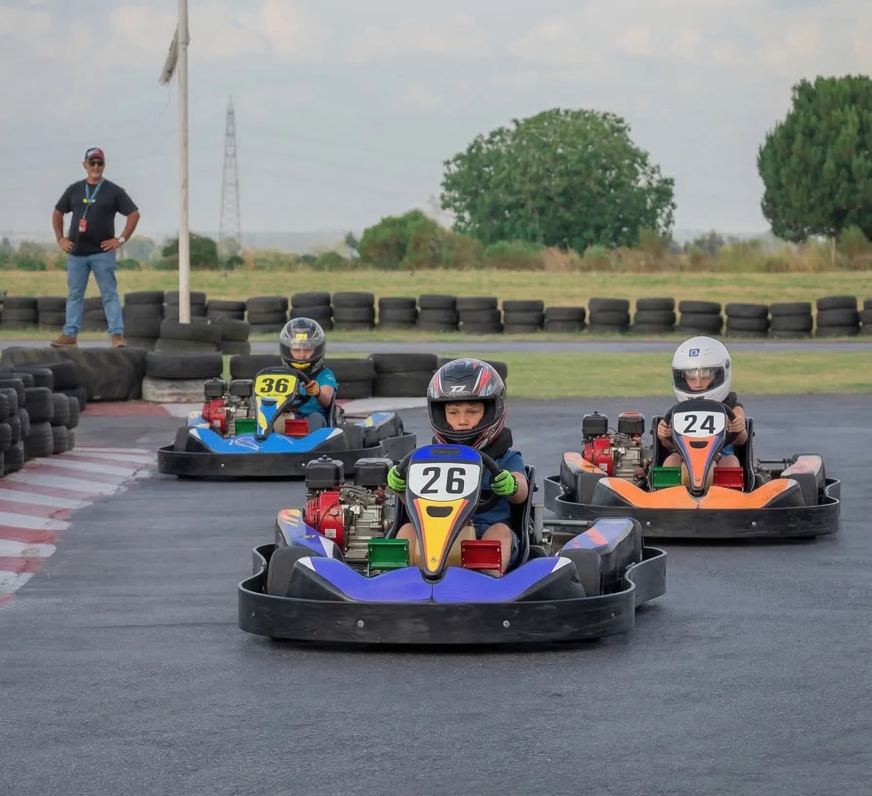 Niños corriendo en karts Cadetes en la pista de Karting 27