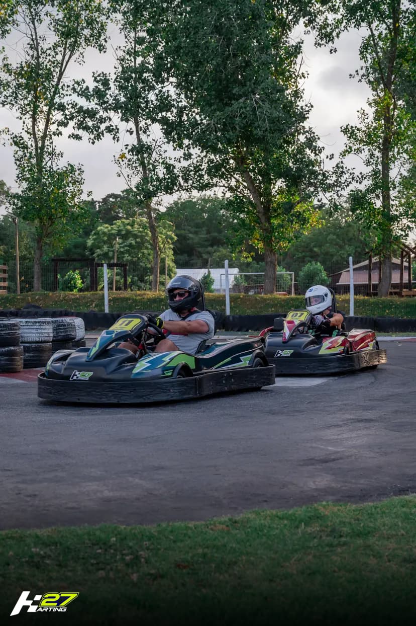 Karts en curva cerrada durante una carrera en Karting 27