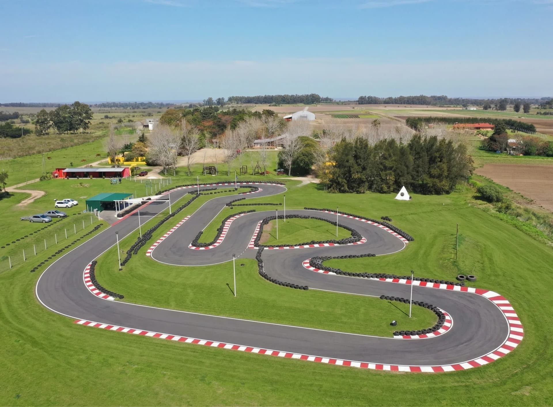 Vista aérea del circuito de karting al aire libre Karting 27 en Montevideo