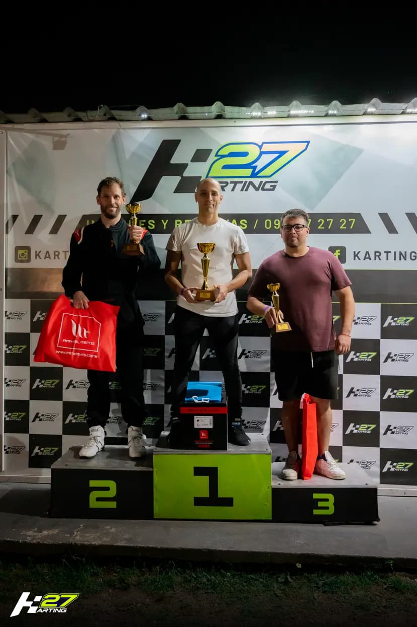Podio nocturno con ganadores y trofeos en Karting 27