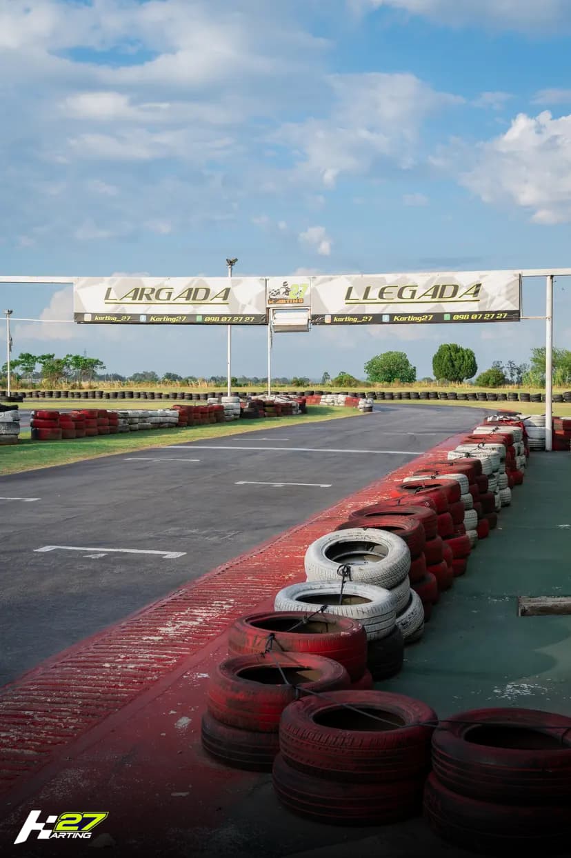 Recta de largada y llegada de la pista de Karting 27 en Montevideo