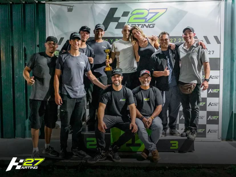 Equipo de Karting 27 celebrando en el podio