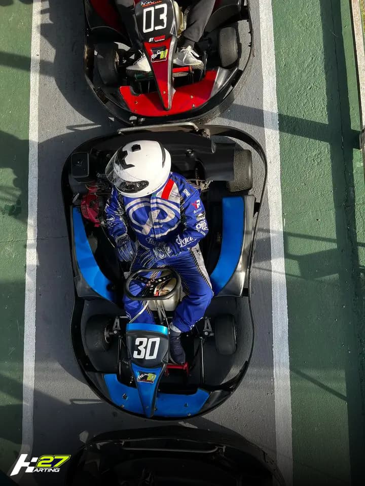 Vista cenital de pilotos en sus karts en la grilla de Karting 27