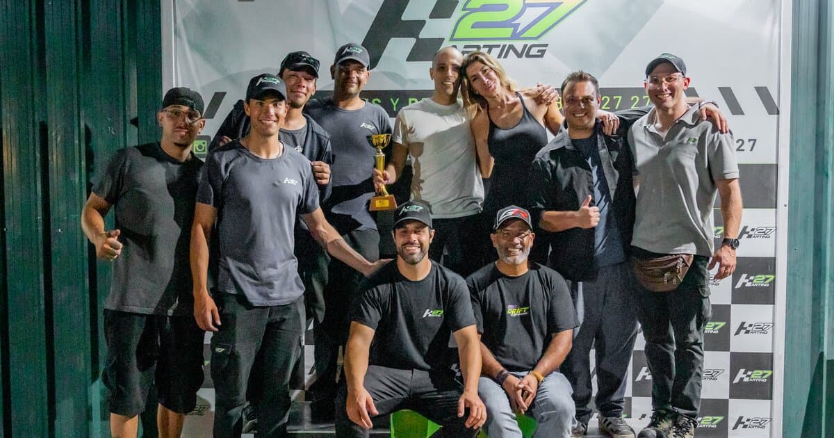 El equipo de Karting 27 en el podio del kartódromo en Montevideo