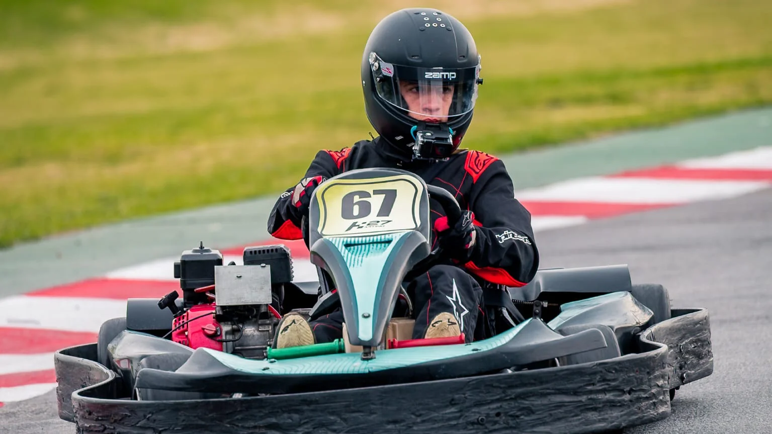 Pilotos de GX160 en pista durante el Gran Premio MT en Karting 27