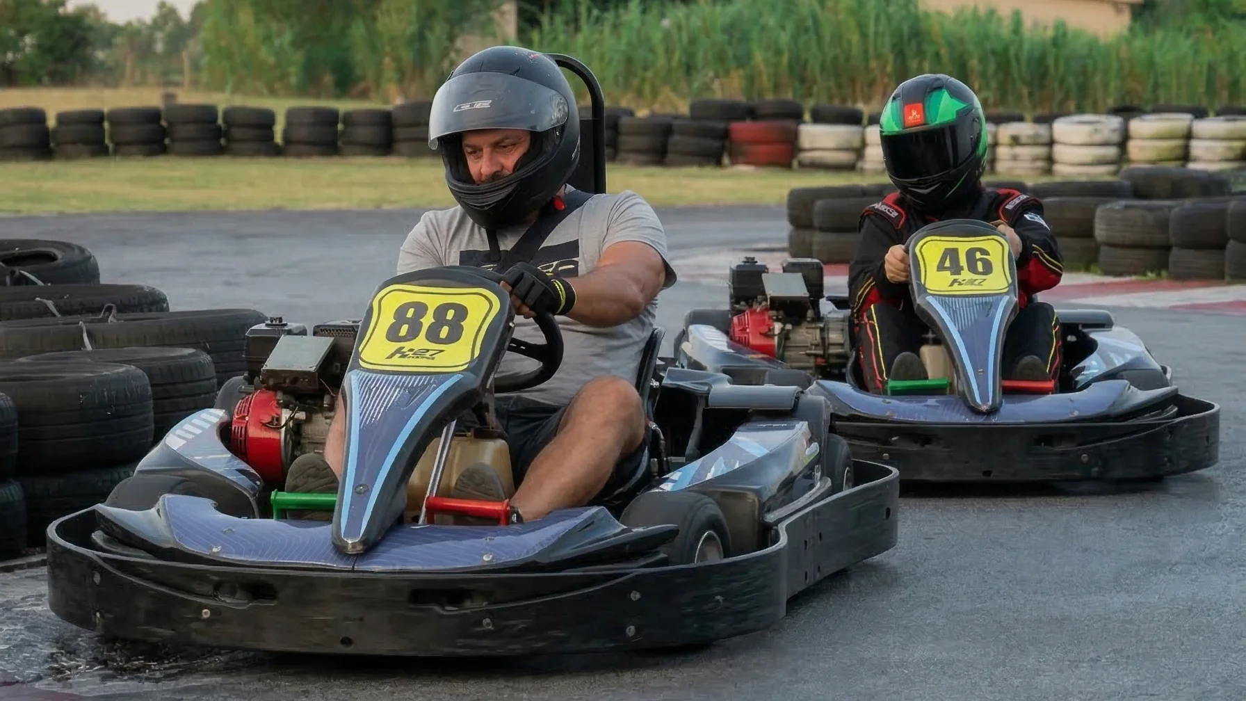 Dos pilotos peleando posición en pista durante el Gran Premio RS Store en Karting 27