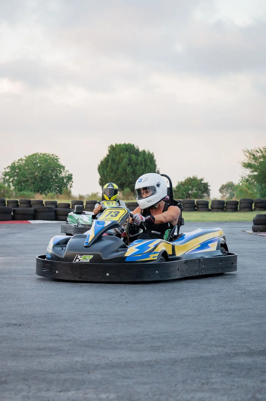 Dos karts en plena carrera en la pista al aire libre de Karting 27