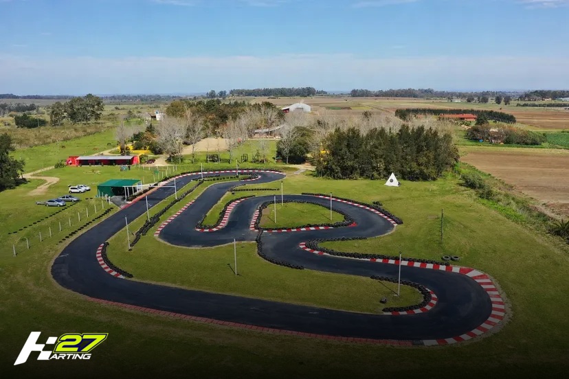 Vista aérea del circuito de karting al aire libre Karting 27 en Montevideo