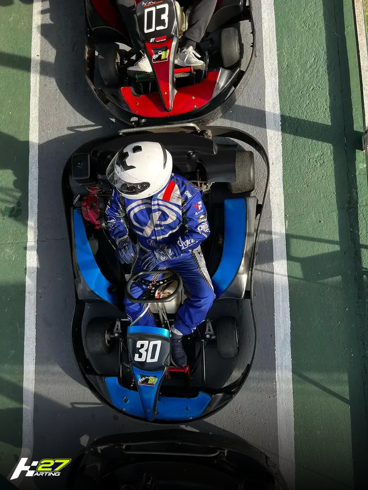 Vista cenital de pilotos en sus karts en la grilla de Karting 27