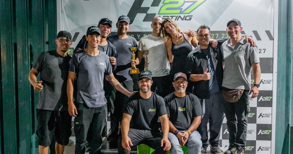 El equipo de Karting 27 en el podio del kartódromo en Montevideo